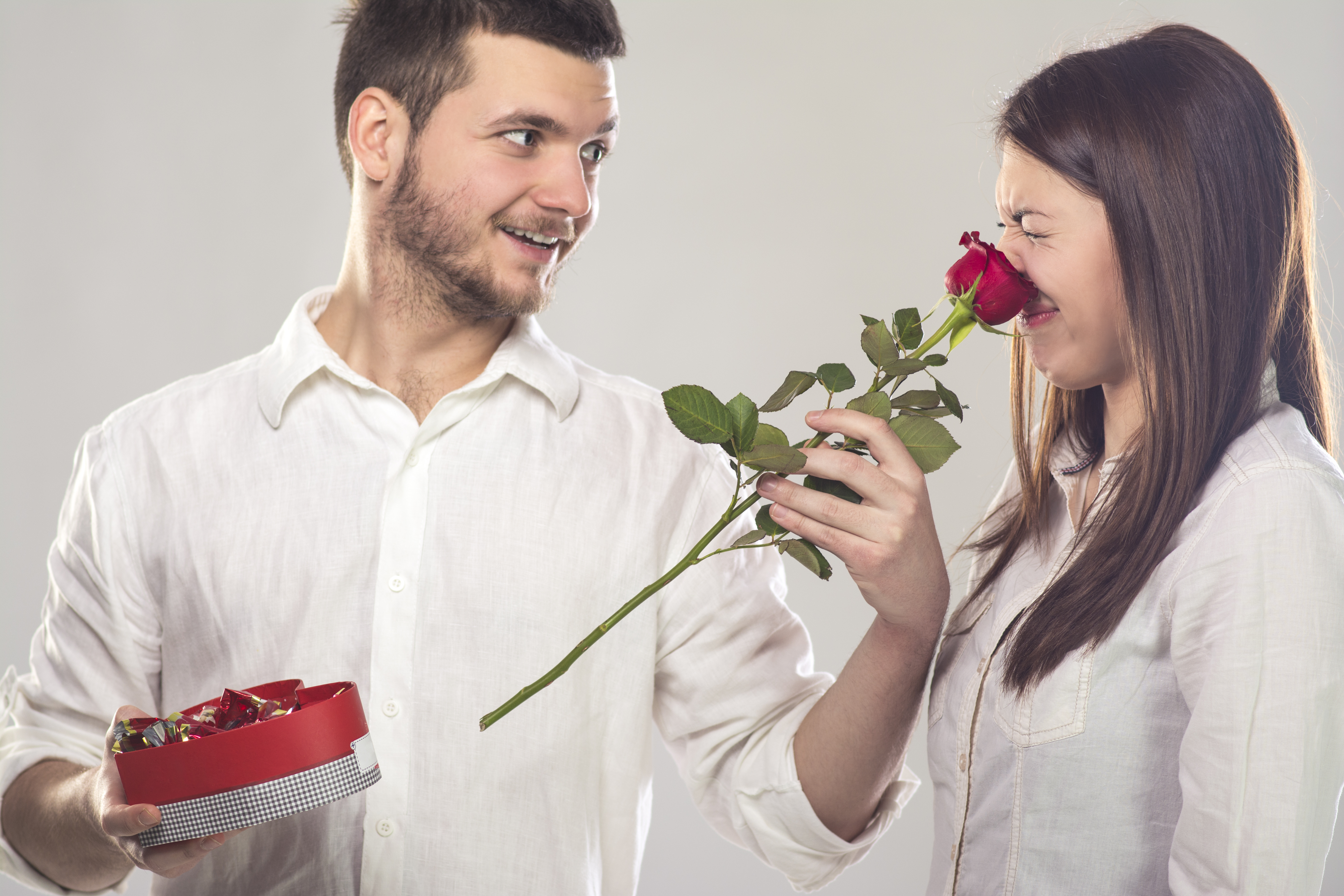 Романтика парень дарит цветы
